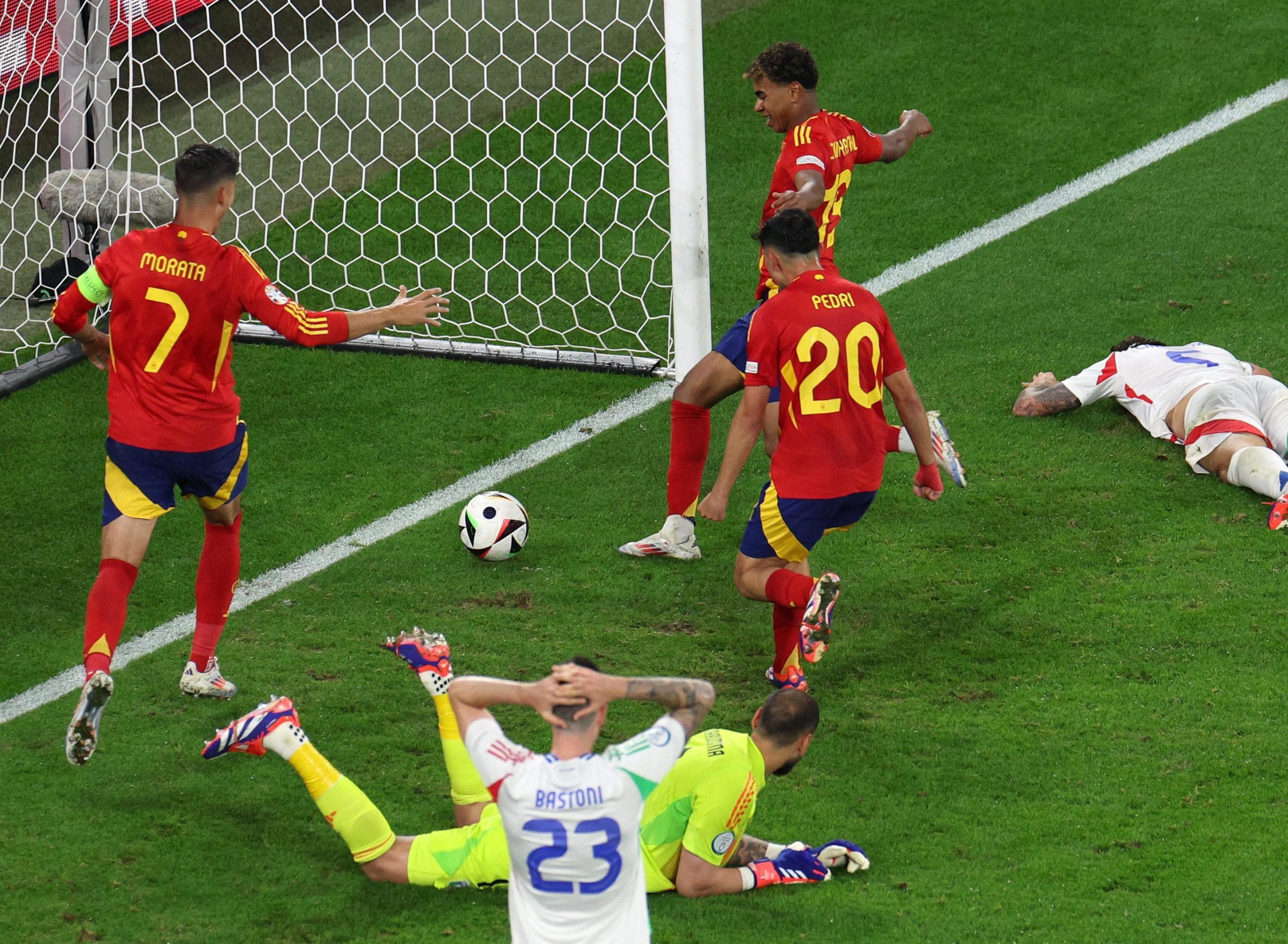 Momen ketika gol Timnas Spanyol menang atas Italia dan memimpin klasemen Grup B Euro 2024.