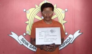 Foto: Pelaku HS saat diamankan di kantor polisi. (Dok. Polres Dairi)