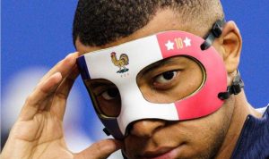 Foto Mbappe memamerkan topeng pelindung hidung yang akan di gunakan dalam pertandingan