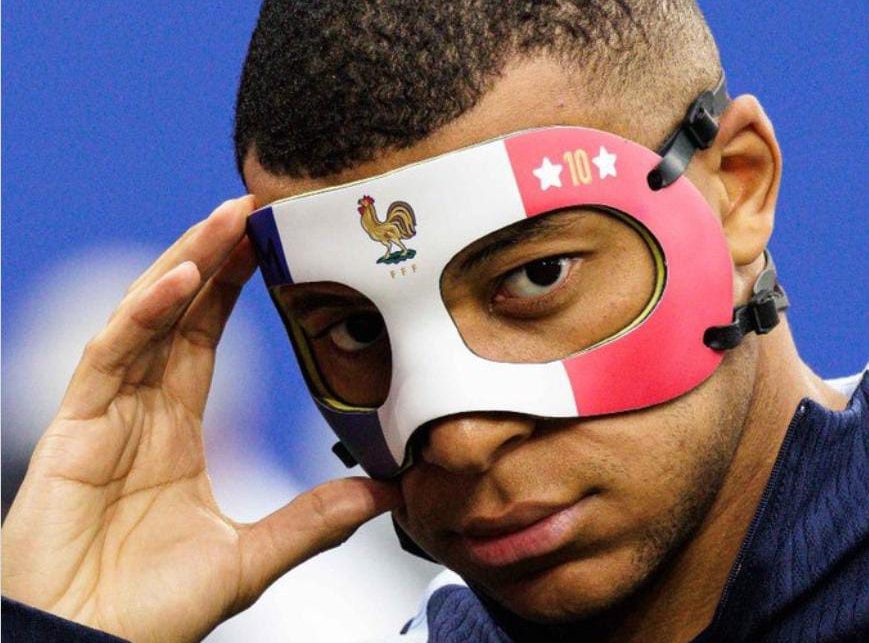 Mbappe menggunakan topeng dalam pertandingan, untuk melindungi hidungnya yang cedera.