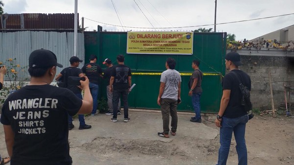 Penggerebekan markas judi online binjai