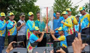 Kadispora Medan Dammikrot Harahap SSos MSi mewakili Wali Kota Medan menyerahkan Piala Wali Kota kepada kontingen Medan Deli, didampingi jajaran Forkopimda, Ketua Umum KONI Medan Drs Eddy H Sibarani MSi dan Ketua Panpel Porkot Medan 2024 Dr dr Hj Liliana Puspasari MKes, Sabtu (22/6).