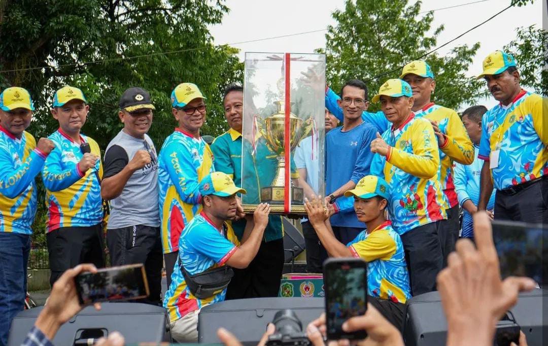 Kadispora Medan Dammikrot Harahap SSos MSi mewakili Wali Kota Medan menyerahkan Piala Wali Kota kepada kontingen Medan Deli, didampingi jajaran Forkopimda, Ketua Umum KONI Medan Drs Eddy H Sibarani MSi dan Ketua Panpel Porkot Medan 2024 Dr dr Hj Liliana Puspasari MKes, Sabtu (22/6).
