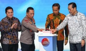 Kapolri Jenderal Pol. Listyo Sigit Prabowo bersama Presiden Joko Widodo, Sekretaris Kabinet Pramono Anung, Menko Marves Luhut Binsar Pandjaitan, Menteri BUMN Erick Thohir, Menpora Dito Ariotedjo, dan Pj. Gubernur DKI Jakarta Heru Budi Hartono meresmikan peluncuran digitalisasi layanan perizinan penyelenggaraan event di Gedung Tribrata, Jakarta Selatan, Senin (24/6/2024).