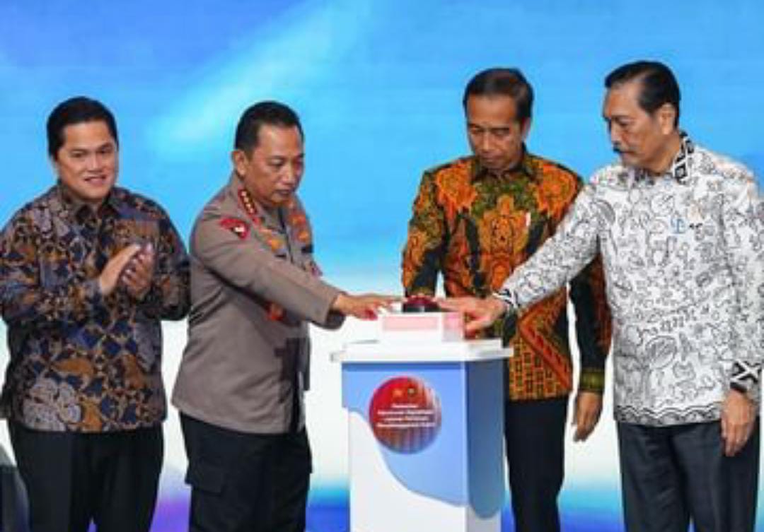 Kapolri Jenderal Pol. Listyo Sigit Prabowo bersama Presiden Joko Widodo, Sekretaris Kabinet Pramono Anung, Menko Marves Luhut Binsar Pandjaitan, Menteri BUMN Erick Thohir, Menpora Dito Ariotedjo, dan Pj. Gubernur DKI Jakarta Heru Budi Hartono meresmikan peluncuran digitalisasi layanan perizinan penyelenggaraan event di Gedung Tribrata, Jakarta Selatan, Senin (24/6/2024).