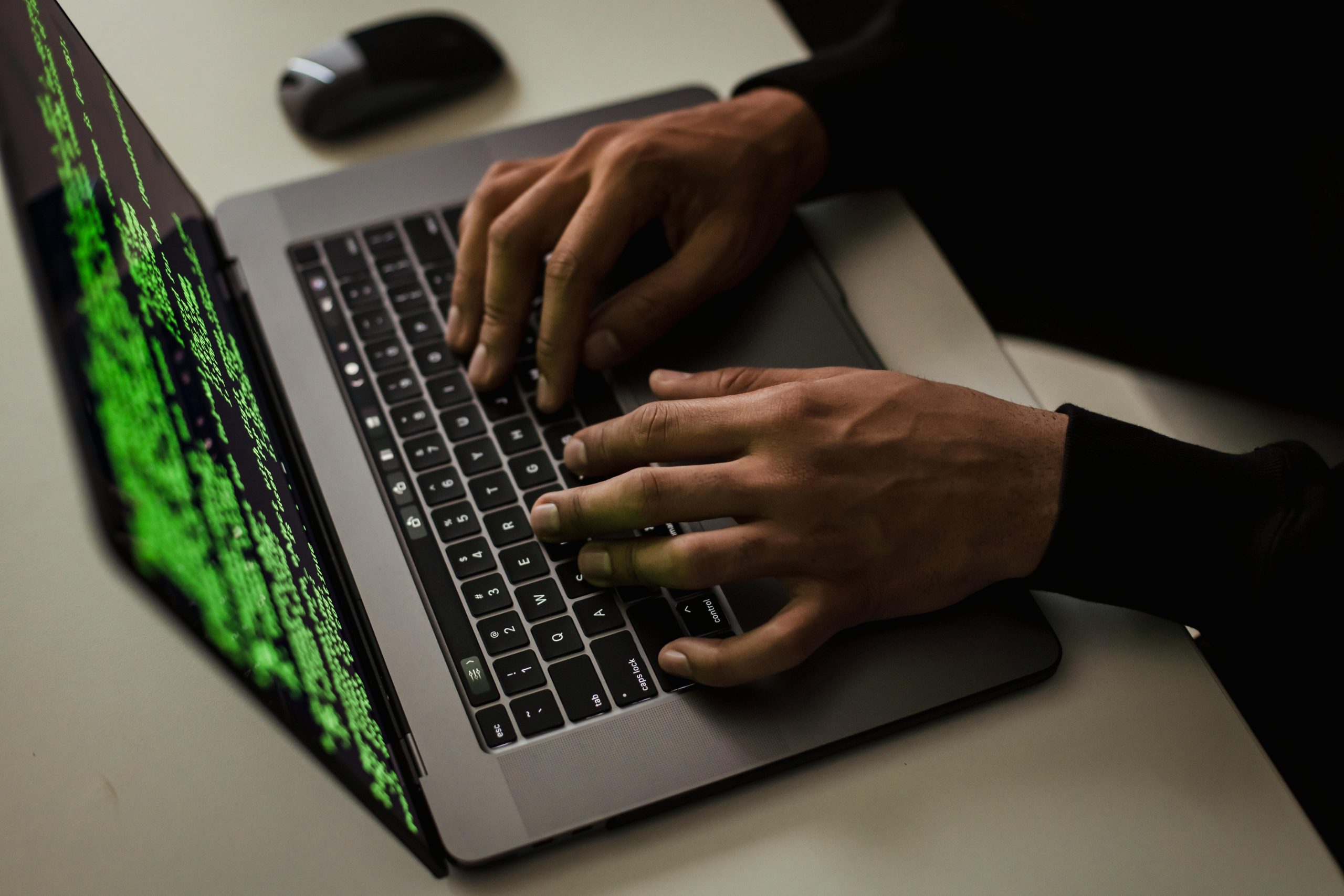 Ilustrasi hacker yang mengancam keamanan siber e-commerce. (Sumber Dok.pexels)