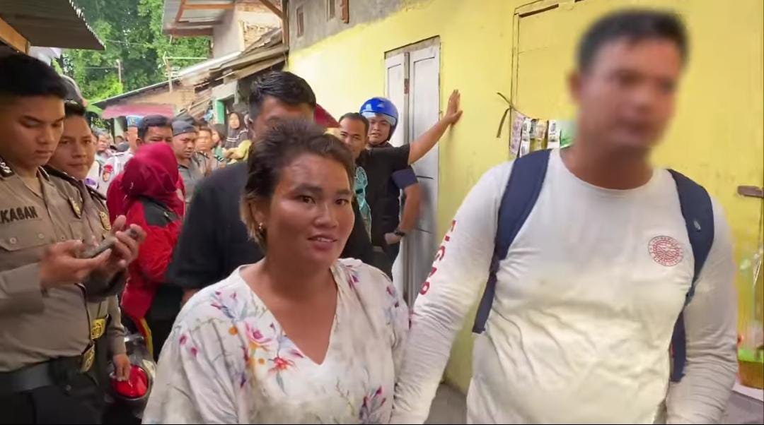 wanita yang ditangkap polisi di Jalan Denai, Gang Jati, Kecamatan Medan Area, karena diduga terlibat peredaran narkoba. (INSTAGRAM SATRESNARKOBA POLRESTABES MEDAN)