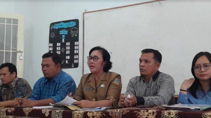 Kepala Sekolah SMA Negeri 8 Medan, Rosmaida Asianna Purba [tengah]saat memberikan penjelasan pers di ruang kelas SMA N 8 Medan, Senin (24/6/2024).