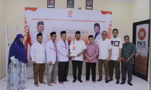 Rahudman Harahap menyerahkan berkas pendaftaran sebagai bacalon Wali Kota Medan ke DPD PKS Medan.