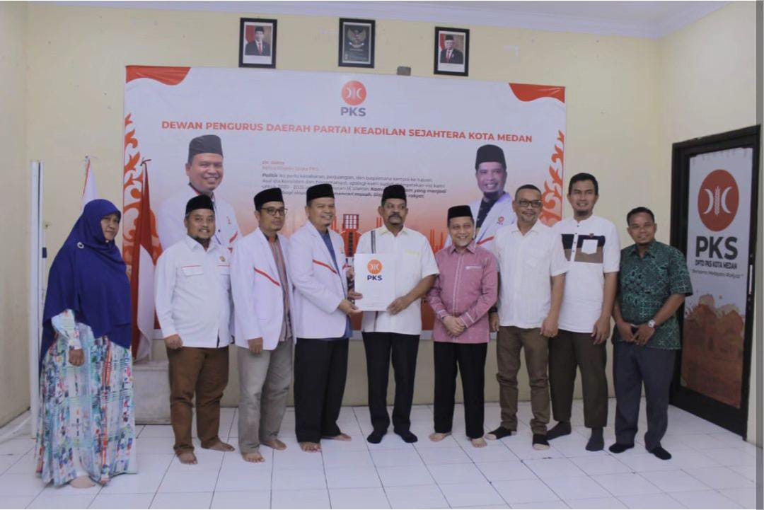 Rahudman Harahap menyerahkan berkas pendaftaran sebagai bacalon Wali Kota Medan ke DPD PKS Medan.