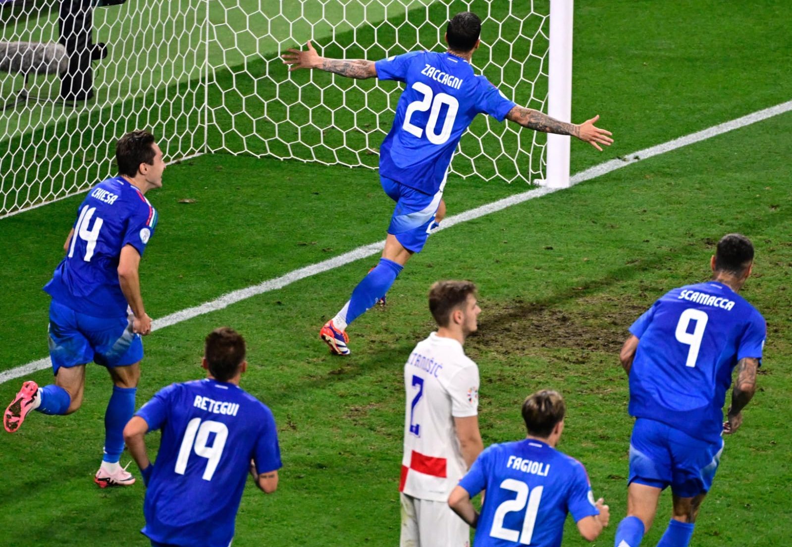 Foto momen timnas Italia mencetak gol
