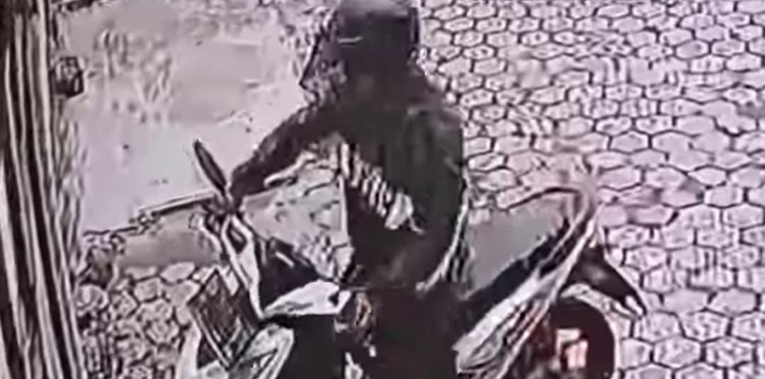 Pelaku pencurian motor di jln dr Mansyur ( tangkap layar)