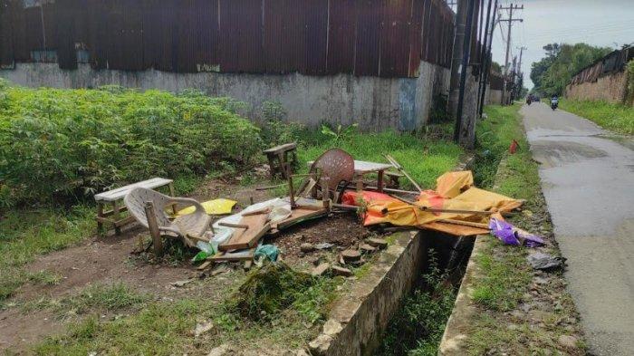 Foto warung lontong pelaku dan istrinya yang dirobohkan warga karena melakukan pelecehan terhadap anak dibawah umur