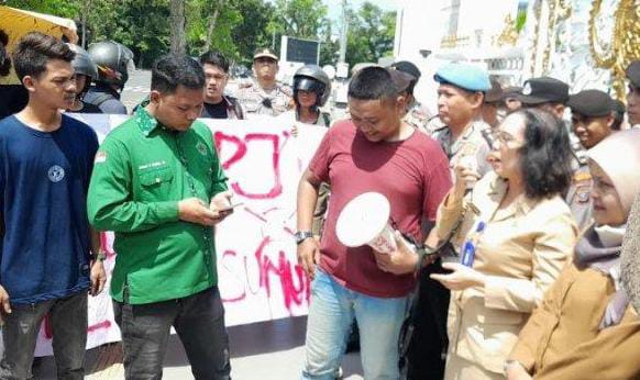 Foto aksi demo massa penolakan rotasi Pj Gubernur ( tangkap layar )