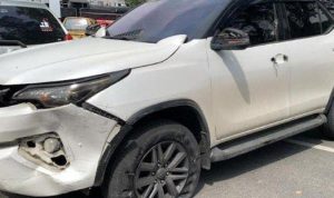 Foto mobil Fortuner yang di hajar massa