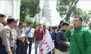Aliansi Mahasiswa Sumatera Utara (Sumut) Bersatu menggelar unjuk rasa penolakan Penjabat (Pj) Gubernur Sumut Agus Fatoni.