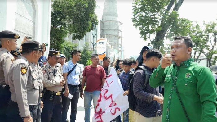 Aliansi Mahasiswa Sumatera Utara (Sumut) Bersatu menggelar unjuk rasa penolakan Penjabat (Pj) Gubernur Sumut Agus Fatoni.