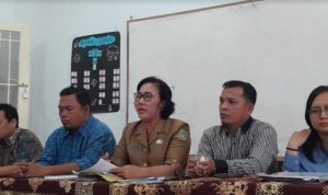 Kepala sekolah SMAN 8 Medan ( Tengah ) Rosmaida Asianna Purba