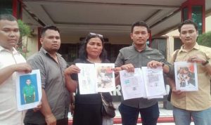 Foto: Lestina serta kuasa hukumnya saat berada di Polda Sumut.