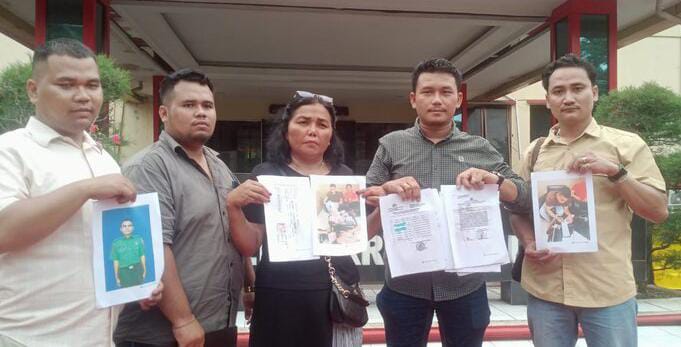 Keluarga korban saat mendatangi Polda Sumut