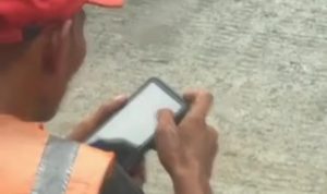Foto: Jukir di Jalan SM Raja Medan main judi online pakai mesin E-Parking (Foto: tangkapan layar)