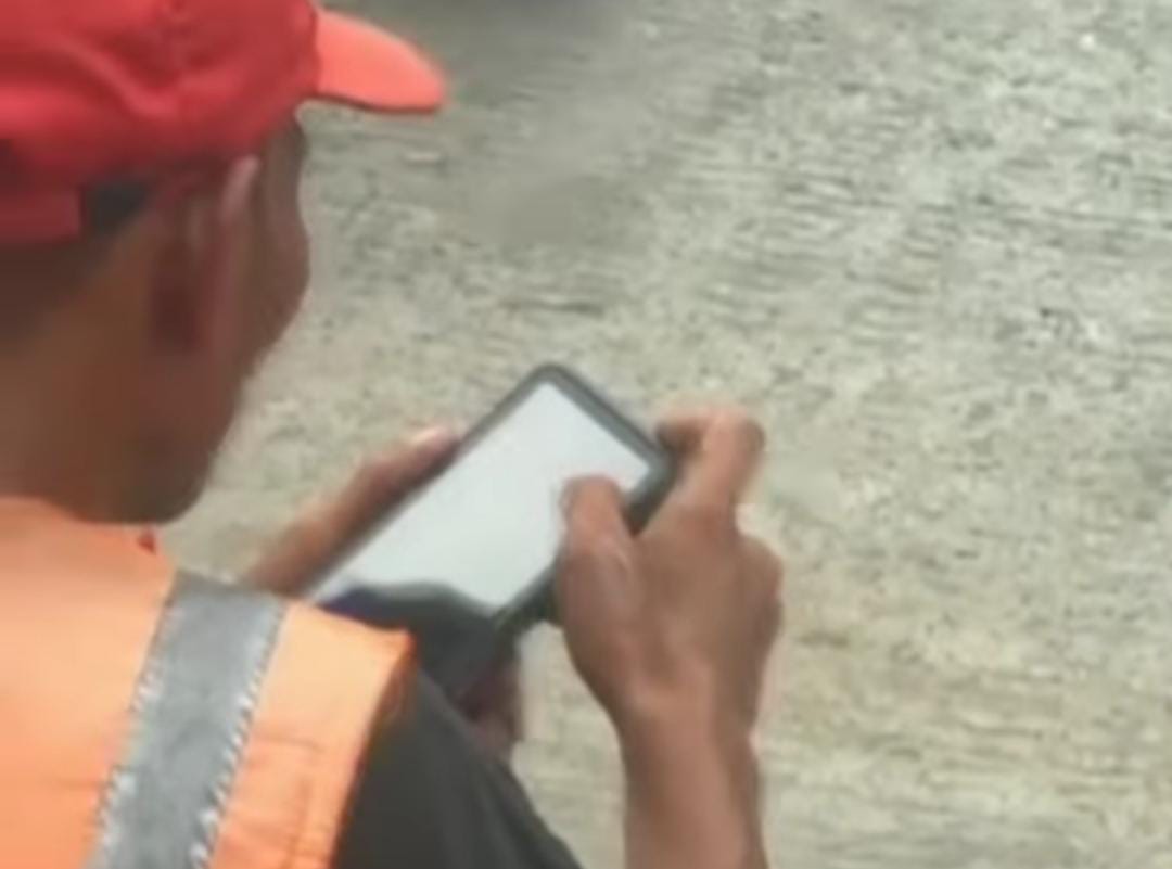 Foto: Jukir di Jalan SM Raja Medan main judi online pakai mesin E-Parking (Foto: tangkapan layar)