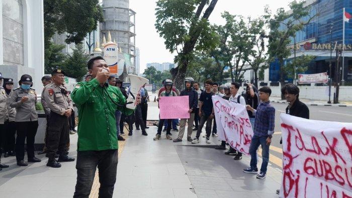 Aksi Unjuk Rasa Tolak Pj Gubernur Sumut yang dilakukan Aliansi Mahasiswa Sumut.
