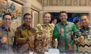 Kepala Kantor Wilayah Kementerian Hukum dan Hak Asasi Manusia Sumut Agung Krisna (kiri kedua) menghadiri pisah sambut Pj Gubernur Sumut dari Hassanudin ke Agus Fatoni di Aula Raja Inal Siregar di lantai II Kantor Gubernur Sumatera Utara