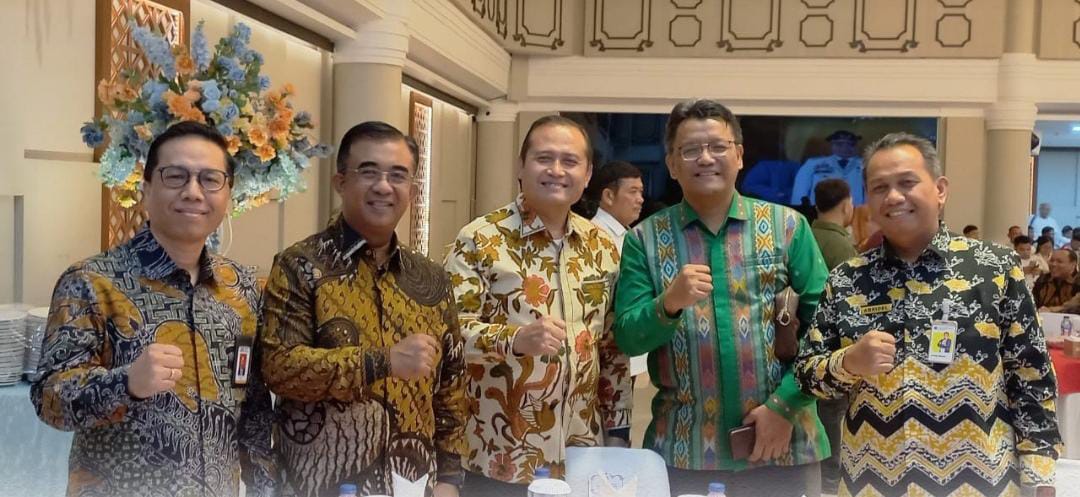 Kepala Kantor Wilayah Kementerian Hukum dan Hak Asasi Manusia Sumut Agung Krisna (kiri kedua) menghadiri pisah sambut Pj Gubernur Sumut dari Hassanudin ke Agus Fatoni di Aula Raja Inal Siregar di lantai II Kantor Gubernur Sumatera Utara
