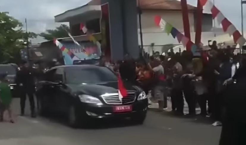 Foto Momen ambulan yang terjebak disebabkan konvoi kunjungan presiden ke Sampit. ( Tangkap layar)