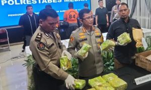 Kepala Polrestabes Medan Kombes Pol Teddy Jhon Sahala Marbun (tengah) menunjukkan barang bukti di Medan, Sumatera Utara.