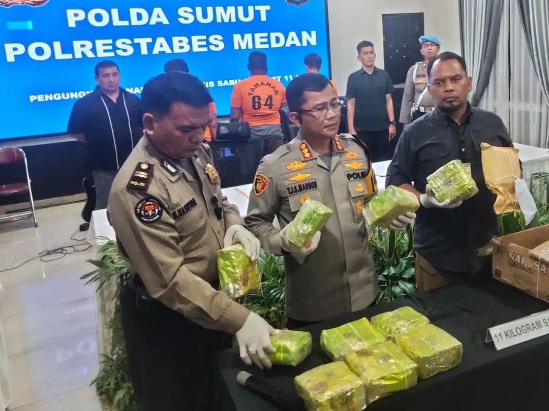 Kepala Polrestabes Medan Kombes Pol Teddy Jhon Sahala Marbun (tengah) menunjukkan barang bukti di Medan, Sumatera Utara.