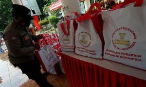 Foto bingkisan berupa bantuan sosial dari presiden RI