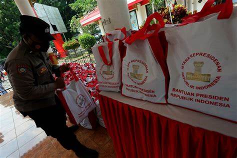 Foto bingkisan berupa bantuan sosial dari presiden RI