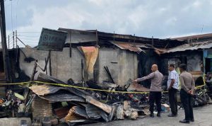 Kebakaran dahsyat yang melanda sebuah rumah di Jalan Ngumban Surbakti, Kabanjahe, Tanah Karo.