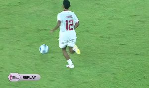 Pemain Timnas U-16 Danel momen ketika akan mencetak gol.