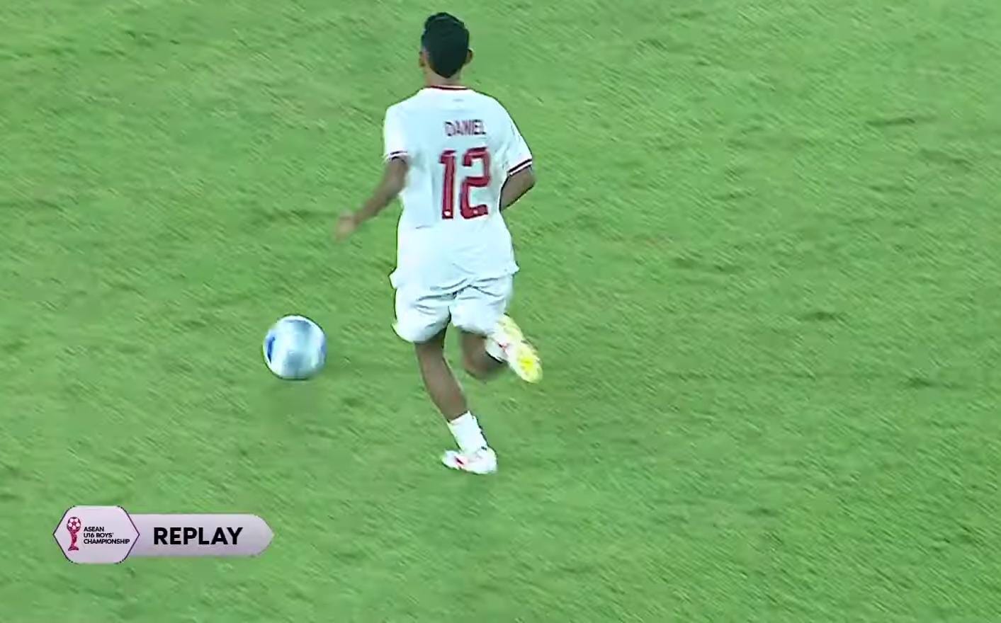 Pemain Timnas U-16 Danel momen ketika akan mencetak gol.