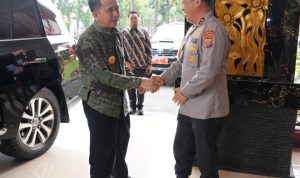 Pj Gubernur Sumatera Utara, Agus Fatoni, melakukan kunjungan penting ke Mapolda Sumut pada Kamis (27/6), bertemu dengan Kapolda Sumut, Irjen Pol Agung Setya Imam Effendi, di ruang perjamuan lantai II.