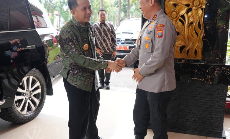 Pj Gubernur Sumatera Utara, Agus Fatoni, melakukan kunjungan penting ke Mapolda Sumut pada Kamis (27/6), bertemu dengan Kapolda Sumut, Irjen Pol Agung Setya Imam Effendi, di ruang perjamuan lantai II.