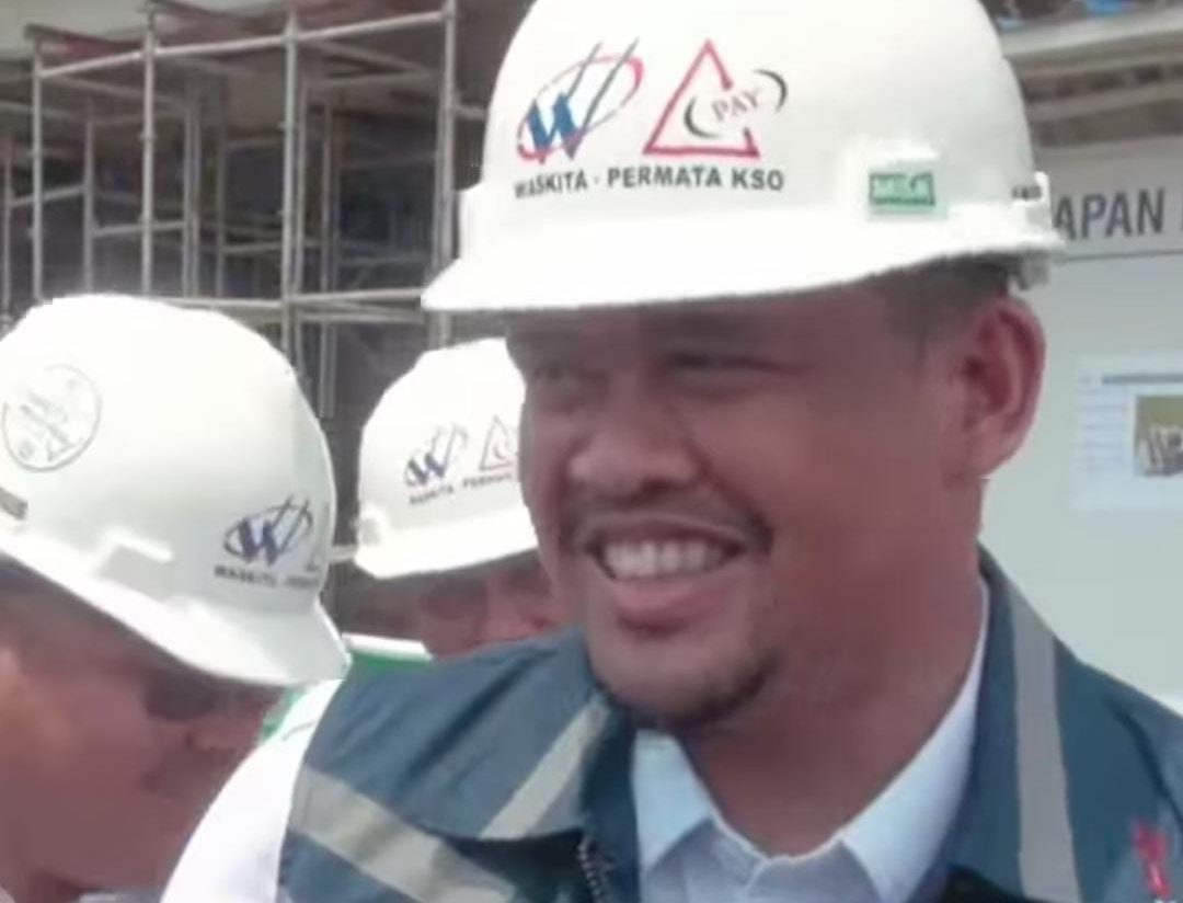 Bobby menjelaskan jalan tersebut memang sengaja dilongsorkan agar parit yang ada dapat diperlebar.