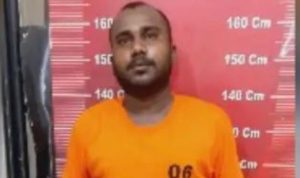 Wajah Wiswer, pelaku penculikan dan pemerasan terhadap warga saat diamankan di kantor polisi.