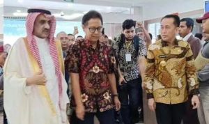Menteri Kesehatan RI Budi Gunadi Sadikin (tengah), Penjabat Gubernur Sumatera Utara Agus Fatoni (kanan) dana king salman relief (kiri), meninjau ruangan medis di RS Haji Adam Malik, Medan, Sumatera Utara, Jumat (28/6/2024).