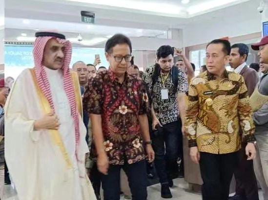 Menteri Kesehatan RI Budi Gunadi Sadikin (tengah), Penjabat Gubernur Sumatera Utara Agus Fatoni (kanan) dana king salman relief (kiri), meninjau ruangan medis di RS Haji Adam Malik, Medan, Sumatera Utara, Jumat (28/6/2024).