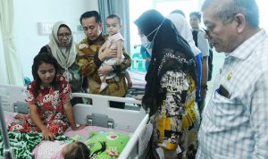 Penjabat (Pj) Gubernur Sumatera Utara, Agus Fatoni, melakukan kunjungan mendadak ke Rumah Sakit Haji Medan, menyapa pasien dan pengunjung serta mengecek langsung pelayanan kesehatan di rumah sakit.