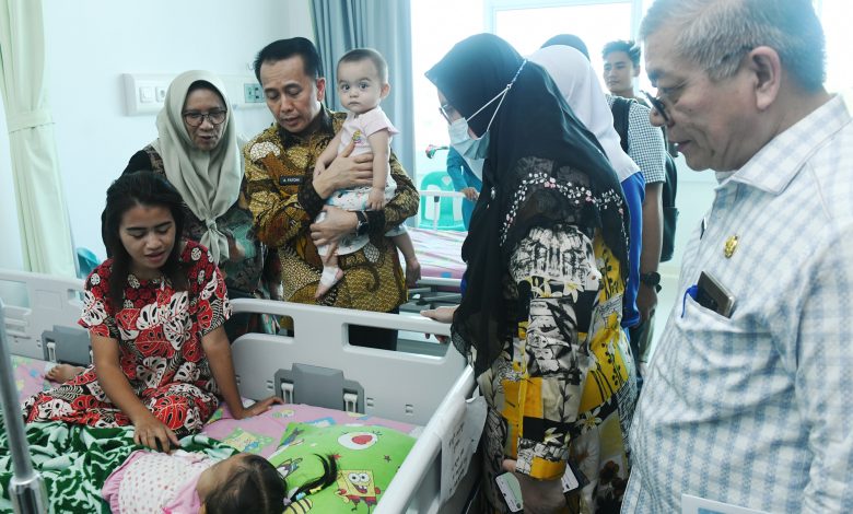 Penjabat (Pj) Gubernur Sumatera Utara, Agus Fatoni, melakukan kunjungan mendadak ke Rumah Sakit Haji Medan, menyapa pasien dan pengunjung serta mengecek langsung pelayanan kesehatan di rumah sakit.