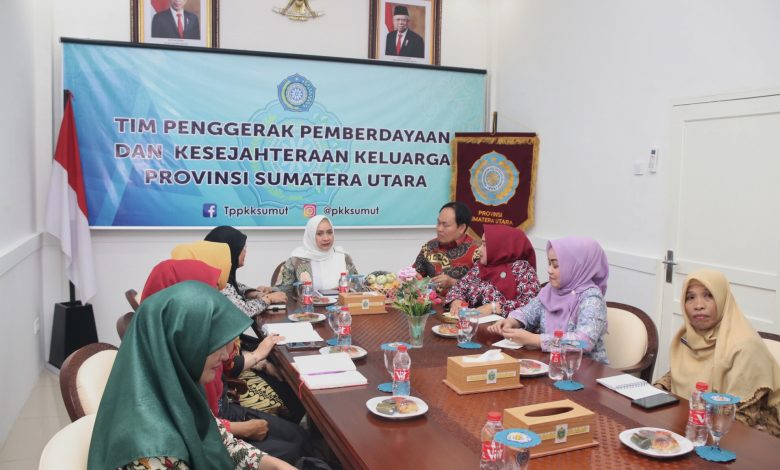 Penjabat (Pj) Ketua Tim Penggerak Pemberdayaan Kesejahteraan Keluarga (TP PKK) Sumatera Utara, Tyas Fatoni, mengikuti Rapat Koordinasi Kesiapan Pelaksanaan Hari Anak Nasional (HAN) 2024 secara virtual.