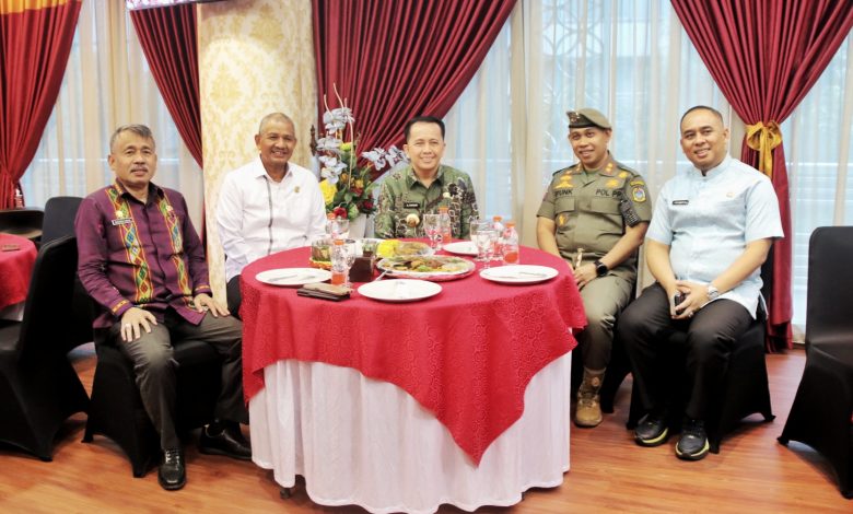 Penjabat (Pj) Gubernur Sumatera Utara (Sumut) Agus Fatoni memulai hari pertamanya berkantor di Sumut dengan kunjungan penting ke Kantor DPRD Provinsi Sumut.
