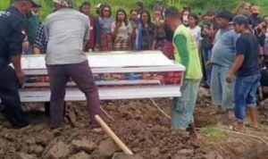Proses pemakaman satu keluarga korban kebakaran tragis di Kabupaten Karo, Sumatra Utara. Korban, Purnama Pasaribu, seorang jurnalis, dimakamkan bersama keluarganya di pemakaman umum Desa Salit, Kecamatan Tiga Panah.