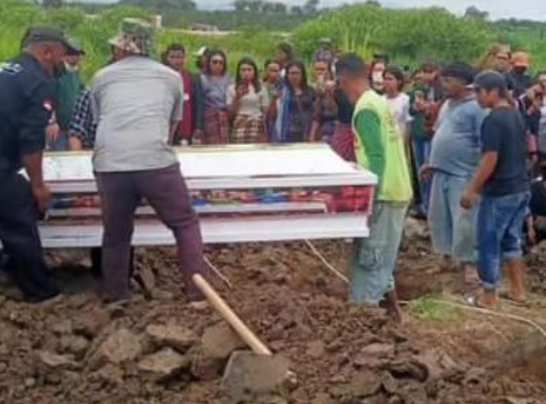 Proses pemakaman satu keluarga korban kebakaran tragis di Kabupaten Karo, Sumatra Utara. Korban, Purnama Pasaribu, seorang jurnalis, dimakamkan bersama keluarganya di pemakaman umum Desa Salit, Kecamatan Tiga Panah.