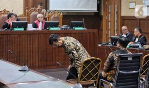 SYL, yang dituntut 12 tahun penjara, memprotes keras. Ia menilai jaksa tidak mempertimbangkan pencapaiannya dalam menghadapi krisis pangan selama pandemi COVID-19.
